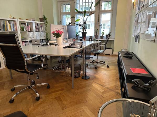 Ruhige und helle Bürogemeinschaft im Altbau in Berlin-Charlottenburg — Bild 2