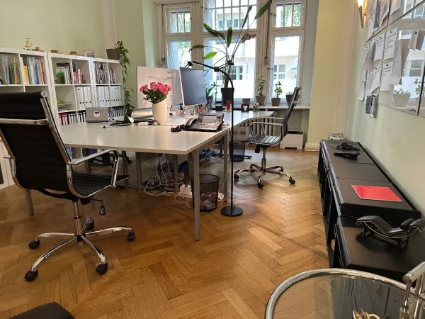Schreibtischplatz in Berlin (Charlottenburg) – Ruhige Bürogemeinschaft im hellen Altbau in Berlin-Charlottenburg — Bild 1