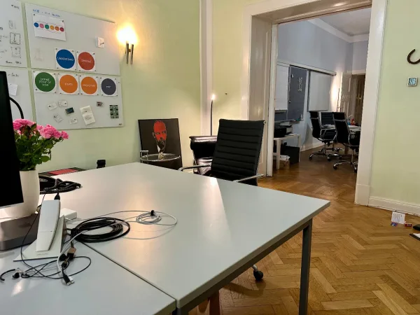 Schreibtischplatz in Berlin (Charlottenburg) – Ruhige Bürogemeinschaft im hellen Altbau in Berlin-Charlottenburg — Bild 2