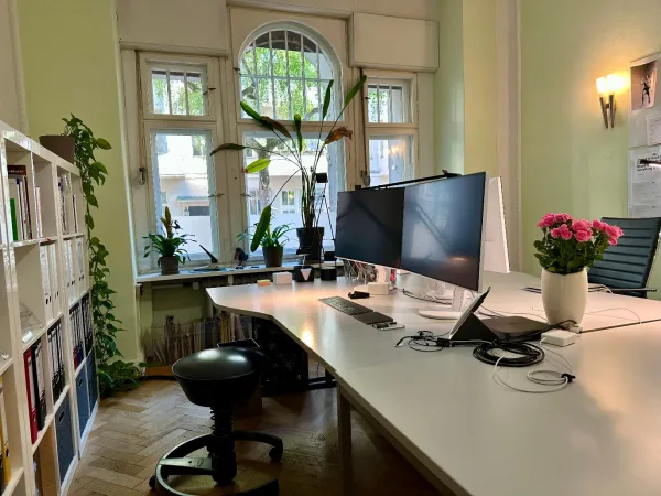 Schreibtischplatz in Berlin (Charlottenburg) – Ruhige Bürogemeinschaft im hellen Altbau in Berlin-Charlottenburg — Bild 3