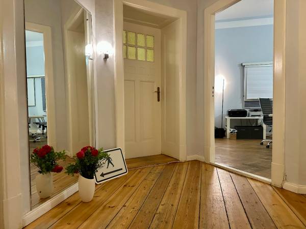 Ruhige und helle Bürogemeinschaft im Altbau in Berlin-Charlottenburg — Bild 4
