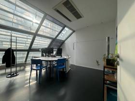 Großes Büro mit Blick über den Medienhafen