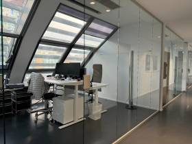 Großes Büro mit Blick über den Medienhafen