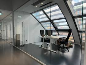 Großes Büro mit Blick über den Medienhafen