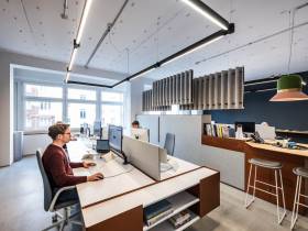 Modern möblierte Schreibtische im Loft mitten in Kreuzberg
