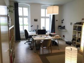 Einzelner Raum und ein freier Arbeitsplatz / Whole office room + one desk /  im Prenzlauer Berg