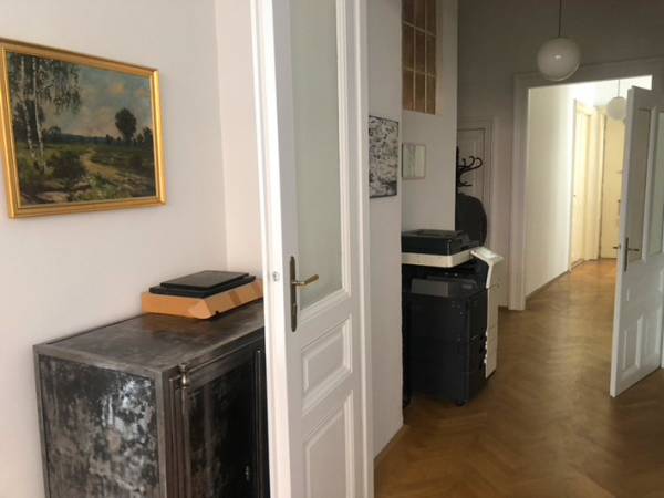 Arbeitsplätze in unserem schönen großen Altbaubüro im 7 Bezirk in Wien — Bild 8