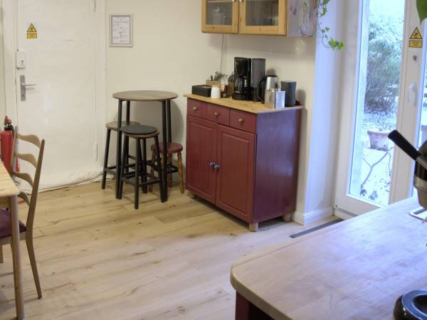 Gemütlicher Coworking Space in Coffee Shop-Atmosphäre in — Bild 7