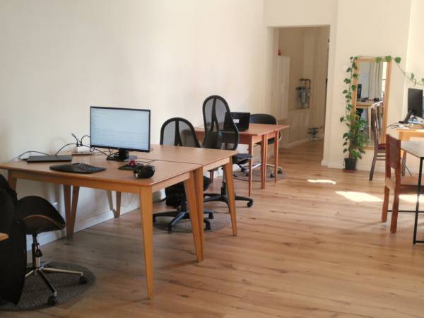 Gemütlicher Coworking Space in Coffee Shop-Atmosphäre in — Bild 1