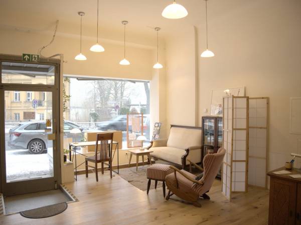 Gemütlicher Coworking Space in Coffee Shop-Atmosphäre in — Bild 2