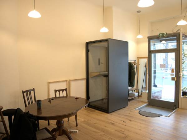 Gemütlicher Coworking Space in Coffee Shop-Atmosphäre in — Bild 3