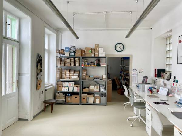 Großzügiger Schreibtischplatz in kreativem Umfeld mitten im 6. Bezirk — Bild 3