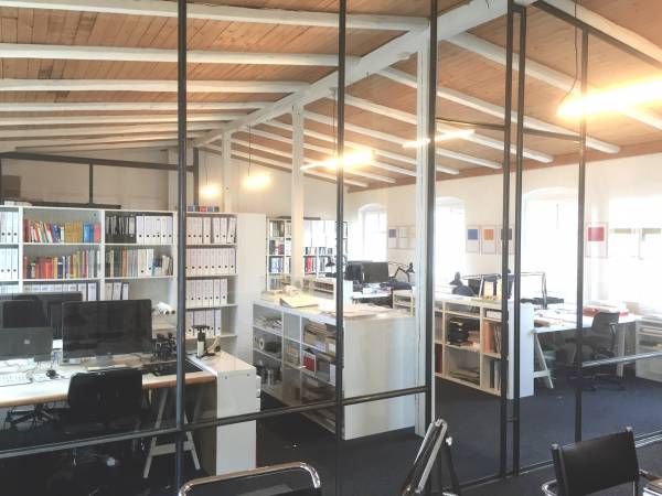Kreative Bürogemeinschaft im Fabrik-Loft in Hamburg-Ottensen — Bild 1