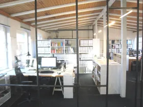 Helles, kreatives Fabrik-Loft in Bürogemeinschaft in Hamburg-Ottensen