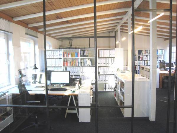 Kreative Bürogemeinschaft im Fabrik-Loft in Hamburg-Ottensen — Bild 2