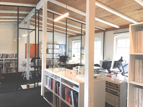 Kreative Bürogemeinschaft im Fabrik-Loft in Hamburg-Ottensen — Bild 3