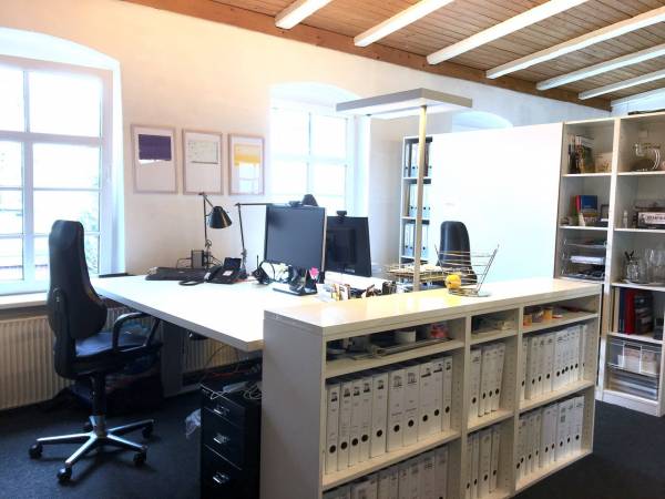 Kreative Bürogemeinschaft im Fabrik-Loft in Hamburg-Ottensen — Bild 4