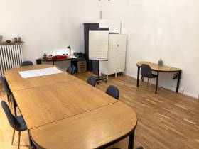 Schönes und stilvoll möbliertes Büro mit Teeküche in Sülz