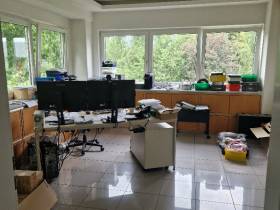 Großzügige Bürofläche mit Fußbodenheizung