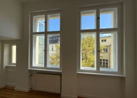 Büroraum mit Sicht auf den Innenhof