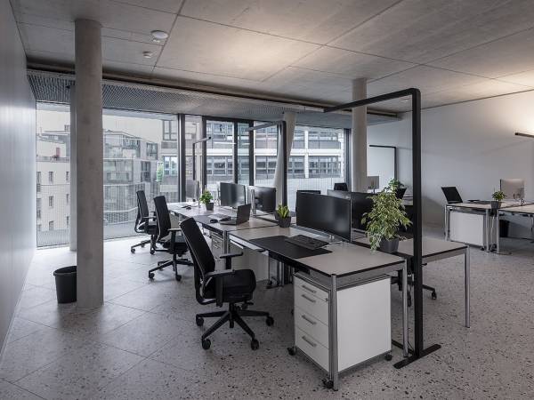 Moderner, voll ausgestatteter Arbeitsplatz in Bürogemeinschaft in — Bild 2