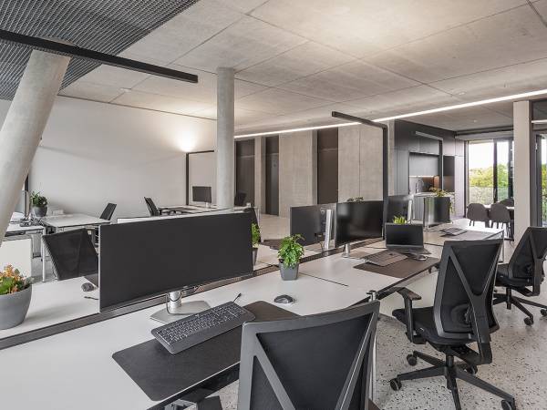 Moderner, voll ausgestatteter Arbeitsplatz in Bürogemeinschaft in — Bild 1