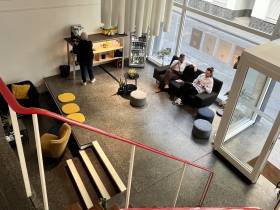 Arbeiten mit Top-Ausstattung, inkl Nutzung von Meetingräumen