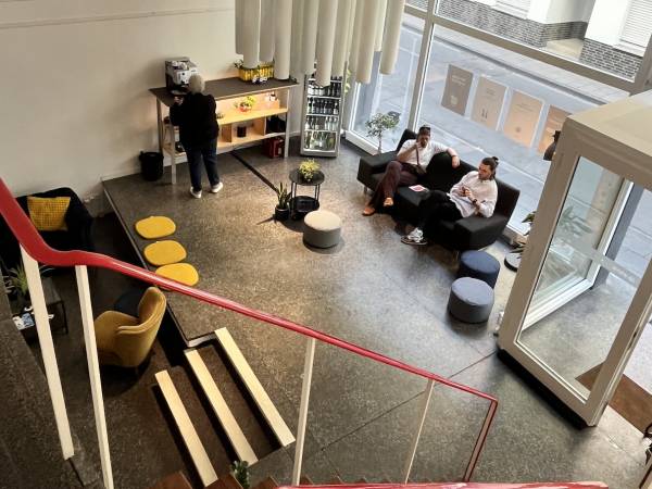 Kreativer Coworking Space & flexible Büros im 60er-Jahre-Stil in Köln — Bild 1