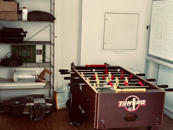 Kreative Bürogemeinschaft in Berlin-Mitte mit Terrassen und Kicker — Bild 4