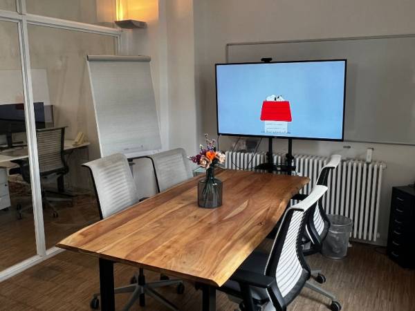 Kreative Bürogemeinschaft in Berlin-Mitte mit Terrassen und Kicker — Bild 3