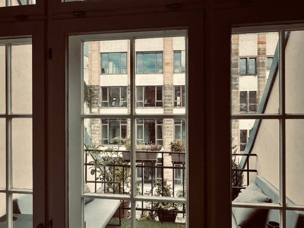 Kreative Bürogemeinschaft in Berlin-Mitte mit Terrassen und Kicker — Bild 6