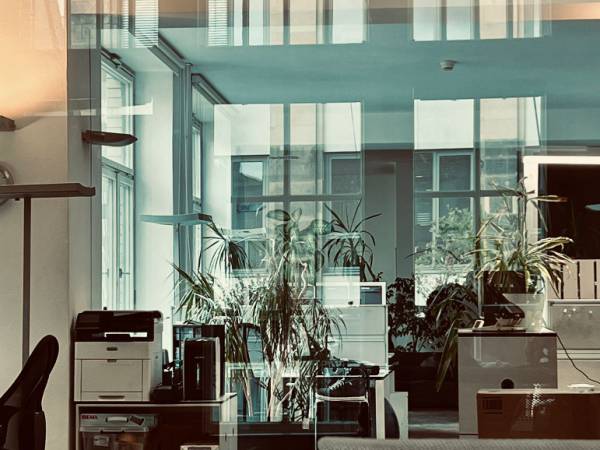 Kreative Bürogemeinschaft in Berlin-Mitte mit Terrassen und Kicker — Bild 7