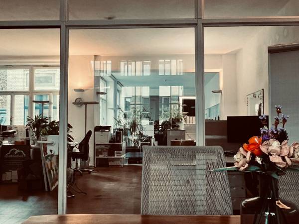 Kreative Bürogemeinschaft in Berlin-Mitte mit Terrassen und Kicker — Bild 2