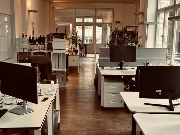 Kreative Bürogemeinschaft in Berlin-Mitte mit Terrassen und Kicker — Bild 1