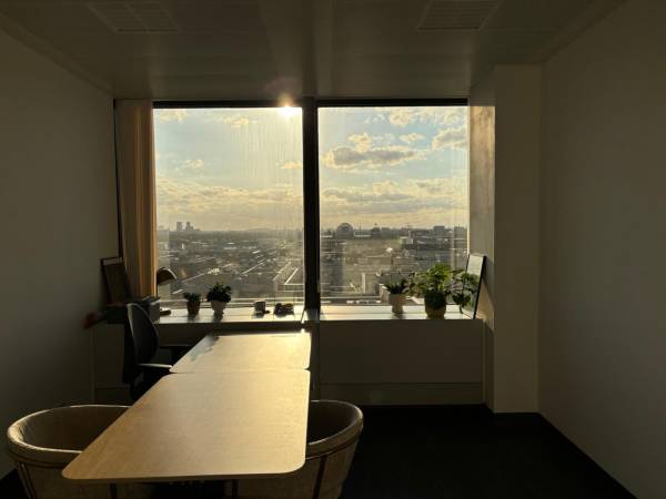 Abschließbares Büro in Berlin (Mitte) – Moderne Bürogemeinschaft mit atemberaubendem Dachblick in Berlin-Mitte — Bild 4