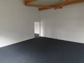 NEUBAU: Möblierter Büroraum mit Küche und Meeting-Bereich