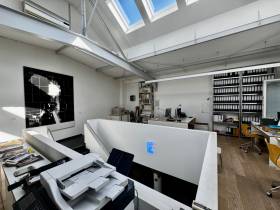 Schicker Arbeitsplatz in moderner Umgebung