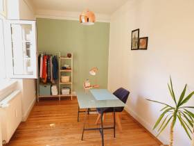 Ruhiges Arbeitszimmer in stilvollem Altbau