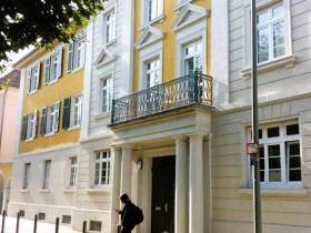 Ruhiges Arbeitszimmer in stilvollem Altbau