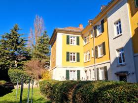 Ruhiges Arbeitszimmer in stilvollem Altbau