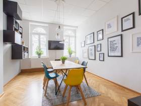 1 bis 4 voll ausgestattete CoWoArbeitsplätze in zentraler Lage