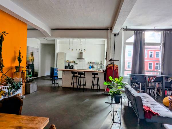 Abschließbares Büro in Berlin (Neukölln) – Sonniger Büroraum mit Loft-Charakter in Bürogemeinschaft — Bild 2