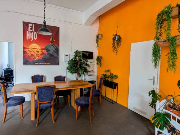 Abschließbares Büro in Berlin (Neukölln) – Sonniger Büroraum mit Loft-Charakter in Bürogemeinschaft — Bild 4