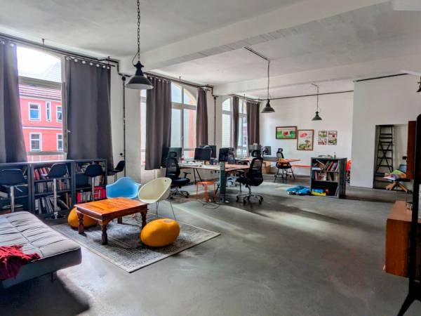 Abschließbares Büro in Berlin (Neukölln) – Sonniger Büroraum mit Loft-Charakter in Bürogemeinschaft — Bild 1
