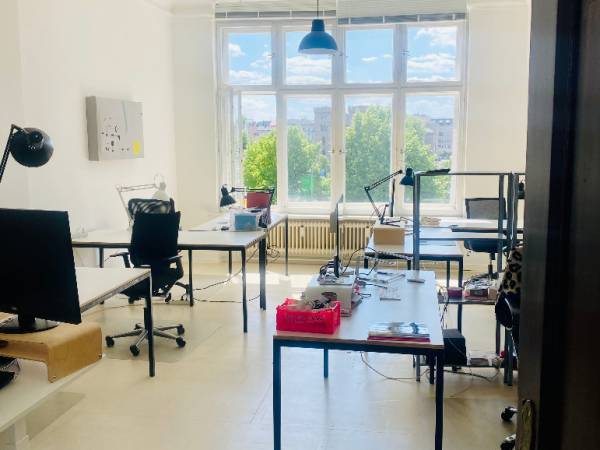 Schreibtischplatz in Berlin (Kreuzberg) – Helle Bürogemeinschaft im Altbau in Berlin-Kreuzberg — Bild 5