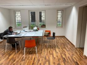 Moderne Coworking-Arbeitsplätze im Architekturbüro (Musikerviertel)