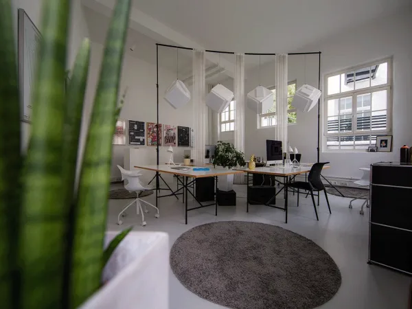 Schreibtischplatz in Stuttgart (Rosenberg) – Kreativer Arbeitsplatz im Industrieloft in Stuttgart-Rosenberg — Bild 2