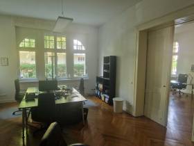 Schreibtischplätze und Büroräume mit Altbauflair