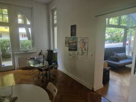 Schreibtischplätze und Büroräume mit Altbauflair