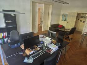 Schreibtischplätze und Büroräume mit Altbauflair